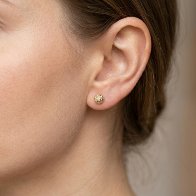 Minimalistyczne żółte złoto: kolczyki kuleczki diamentowane 5mm, idealne na co dzień.